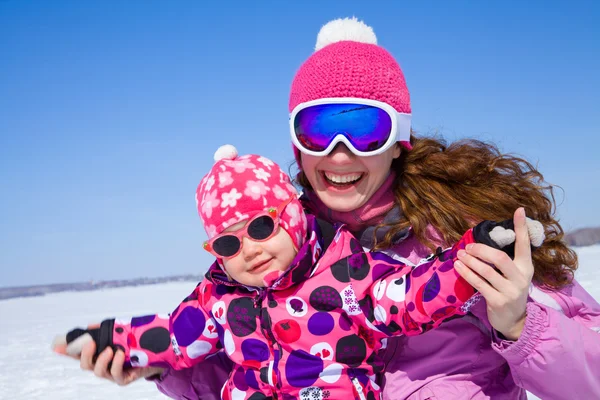 Mulher com linda menina no inverno — Fotografia de Stock