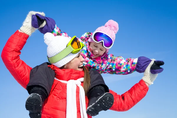 Frau mit süßem kleinen Mädchen im Winter — Stockfoto