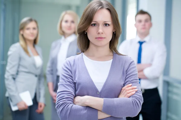 Mulher de negócios com colegas — Fotografia de Stock