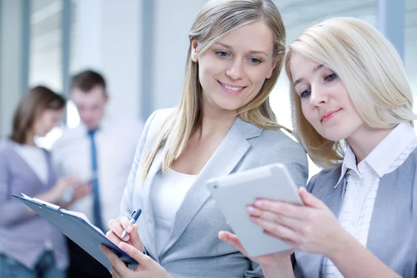 Geschäftsfrauen benutzten Tablet-PC — Stockfoto