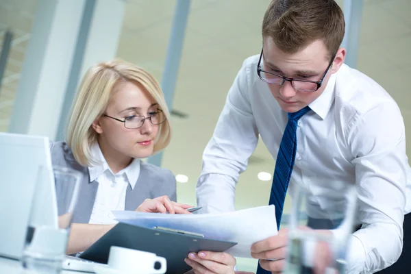 Colega trabajando juntos — Foto de Stock