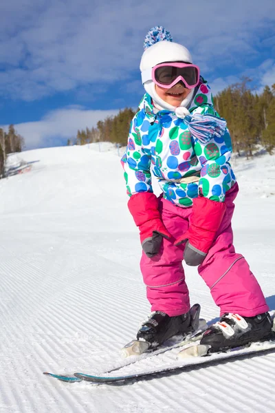 Kleines Mädchen beim Skifahren — Stockfoto