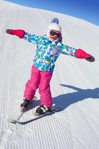 Kleines Mädchen beim Skifahren — Stockfoto