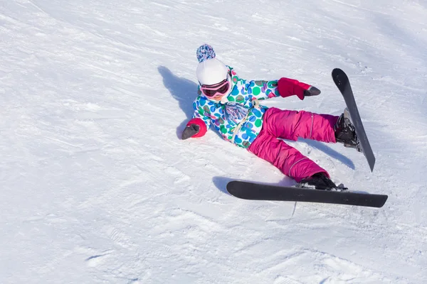 Kleines Mädchen beim Skifahren — Stockfoto