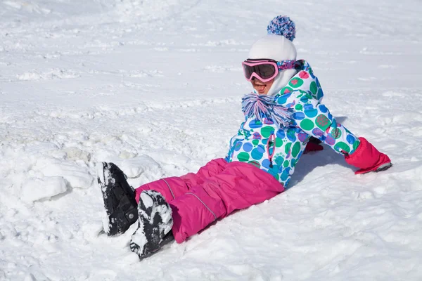Liten flicka skidåkning — Stockfoto