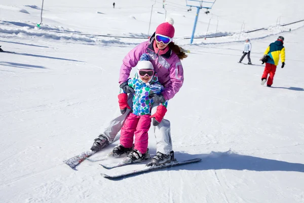 Skilehrer und Kinderskifahren — Stockfoto