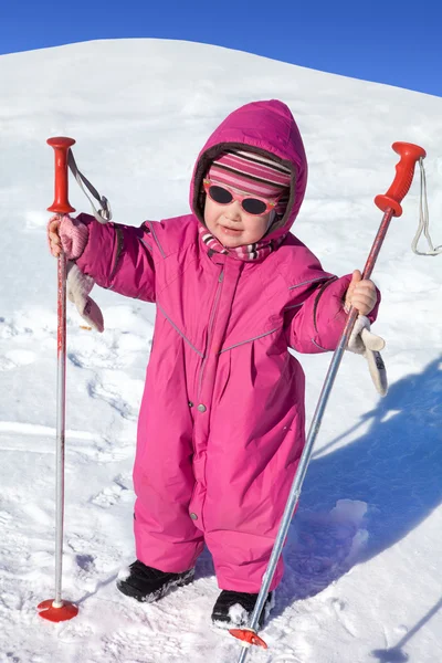 Kleinkind mit Skistöcken — Stockfoto