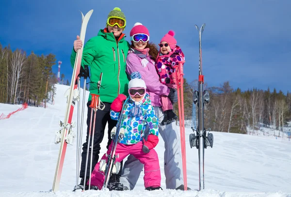 Família em estância de esqui — Fotografia de Stock