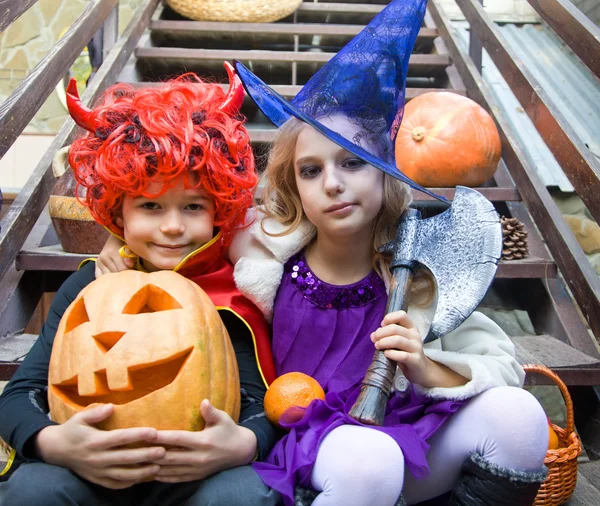 Barn i halloweendräkter — Stockfoto
