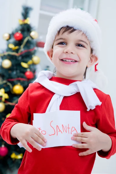 Menino segurando carta para Santa — Fotografia de Stock