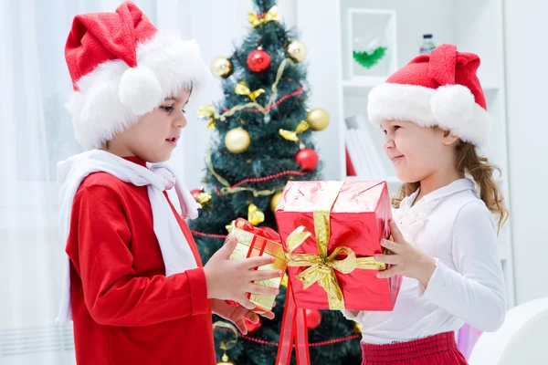 小的孩子们在圣诞节送礼物 — 图库照片
