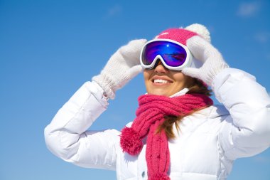 Kışın tatil köyündeki kadın