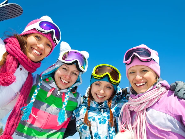 Gezelschap van vrienden op skivakantie — Stockfoto