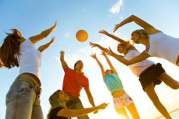 Amigos jugando voleibol —  Fotos de Stock