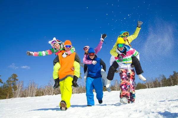 Amigos em resort de inverno — Fotografia de Stock