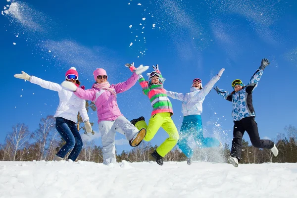 Vänner i vinter resort — Stockfoto