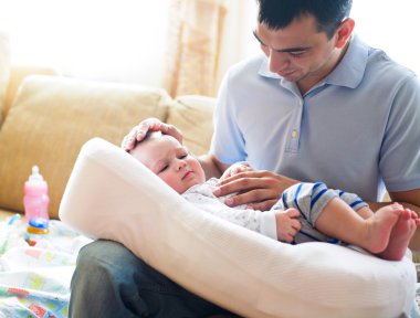 bebekle oynarken baba