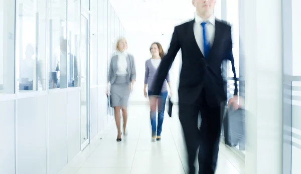 Empresários caminhando no corredor — Fotografia de Stock