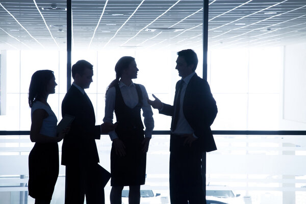 Siluetas de empresarios en el centro de negocios — Foto de Stock