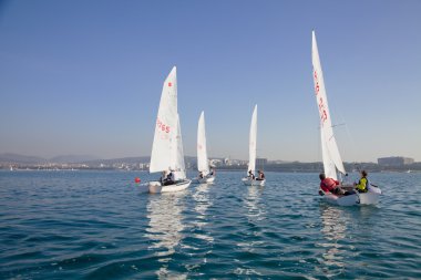 Rekabet üzerinde Regatta genç denizcilerin