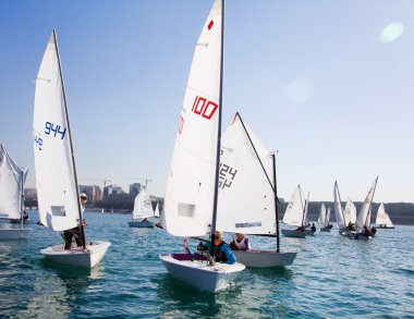 Rekabet üzerinde Regatta genç denizcilerin