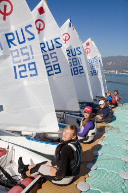 Rekabet üzerinde Regatta genç denizcilerin