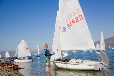 Rekabet üzerinde Regatta genç denizcilerin