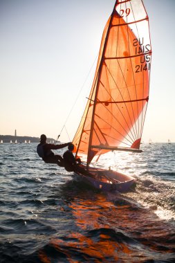 Rekabet üzerinde Regatta genç denizcilerin