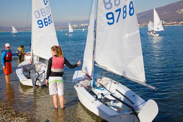 Wettbewerb der jungen Segler auf der Regatta — Stockfoto