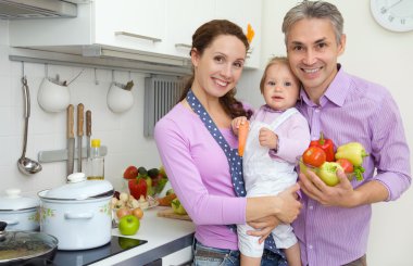 Genç aile mutfakta.