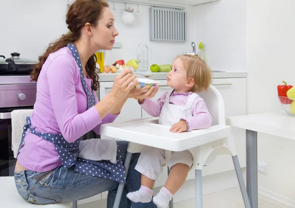 Mãe bebê alimentando — Fotografia de Stock