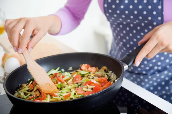 Housewife cooking dinner — Stock Photo, Image