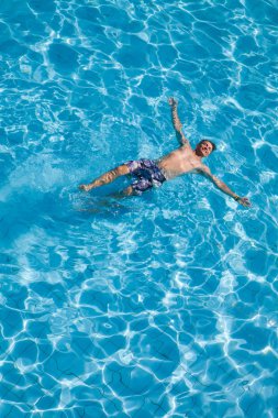 Yüzme havuzunda zevk dostum