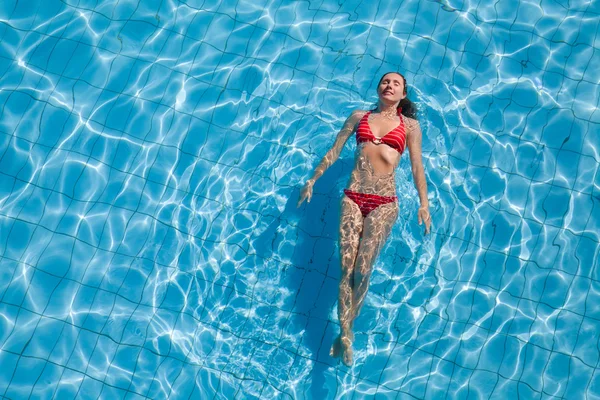 Homem relaxante na piscina — Fotografia de Stock