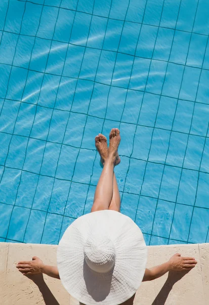 Vrouw ontspanning op het water — Stockfoto