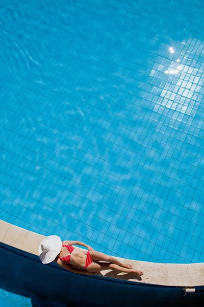 Donna Relax in piscina — Foto Stock