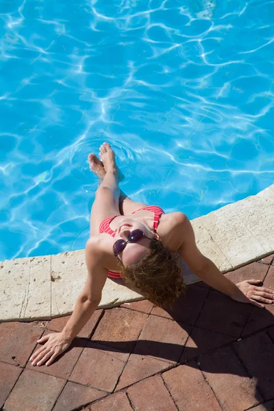 Mulher Relaxamento na piscina — Fotografia de Stock