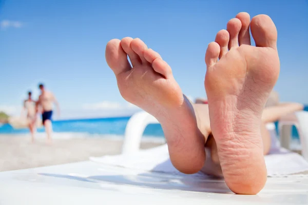 Vrouw Rest op het strand — Stockfoto