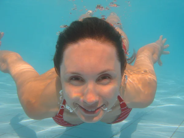 Genç kadın dalış — Stok fotoğraf