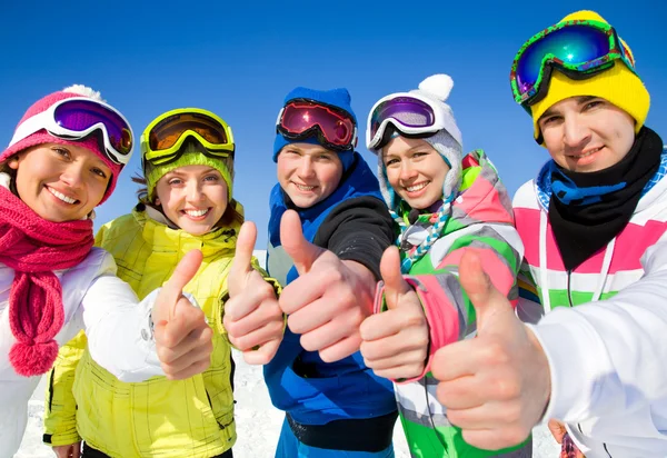 Gesellschaft von Freunden im Skiurlaub — Stockfoto