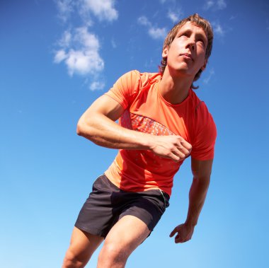 Genç atlet çalışır