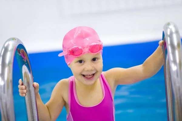 Kleines Mädchen schwimmt — Stockfoto