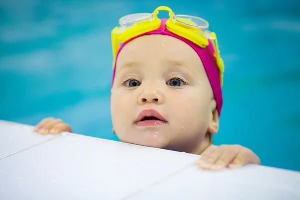 Baby swimmer in swimming pool — Stock Photo, Image