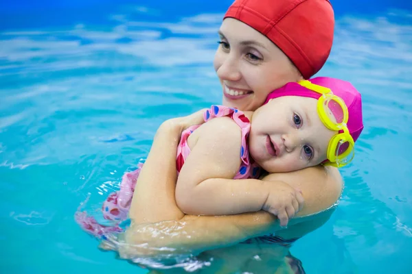 Baby med mamma i pool — Stockfoto