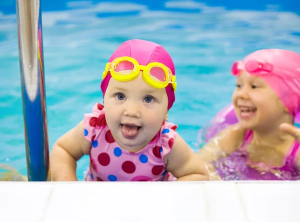 Kinder schwimmen im Pool — Stockfoto