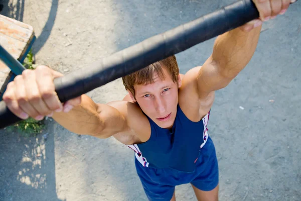 Mannelijke atleet op bar — Stockfoto