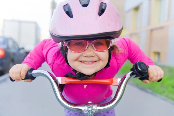 Bambina in casco in bicicletta — Foto Stock