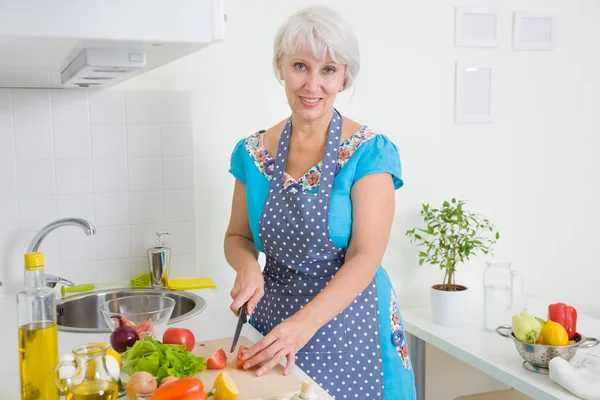 Kvinna matlagning middag — Stockfoto