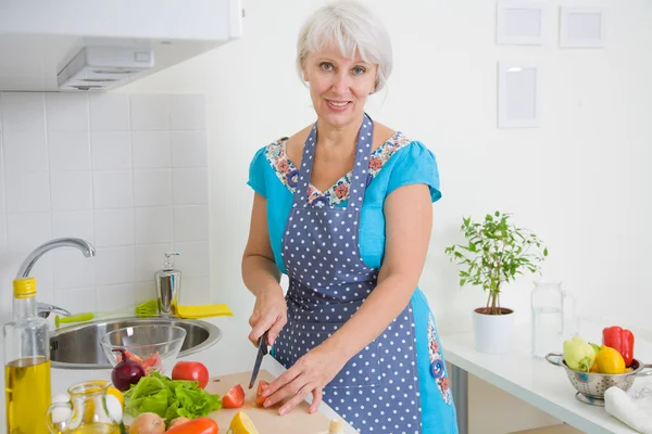 Kvinna matlagning middag — Stockfoto