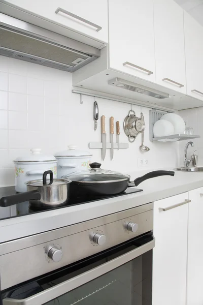 Современная кухня с посудой — стоковое фото